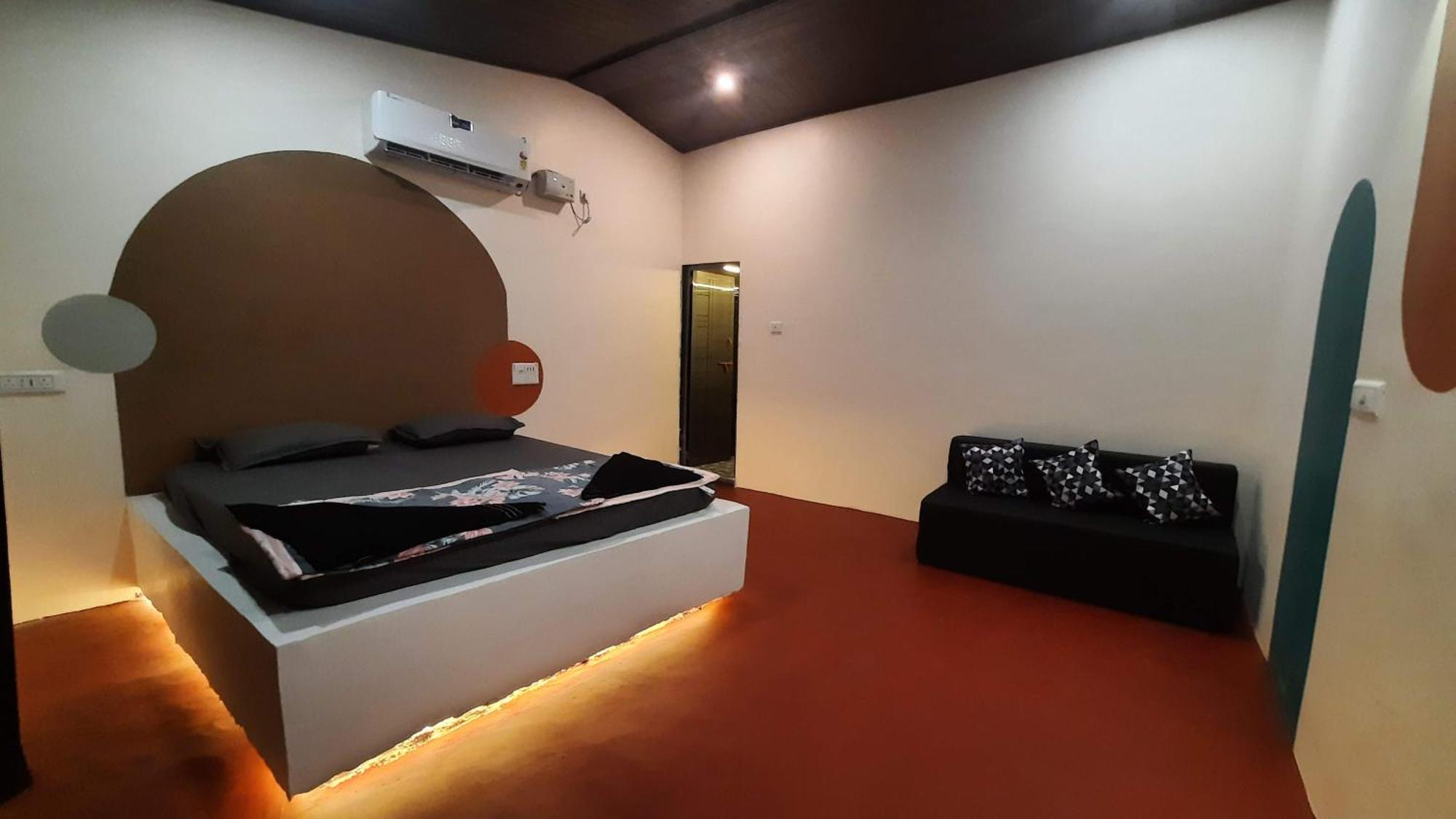 Gokarna Beach Stays By Tune Of Ocean Rom bilde