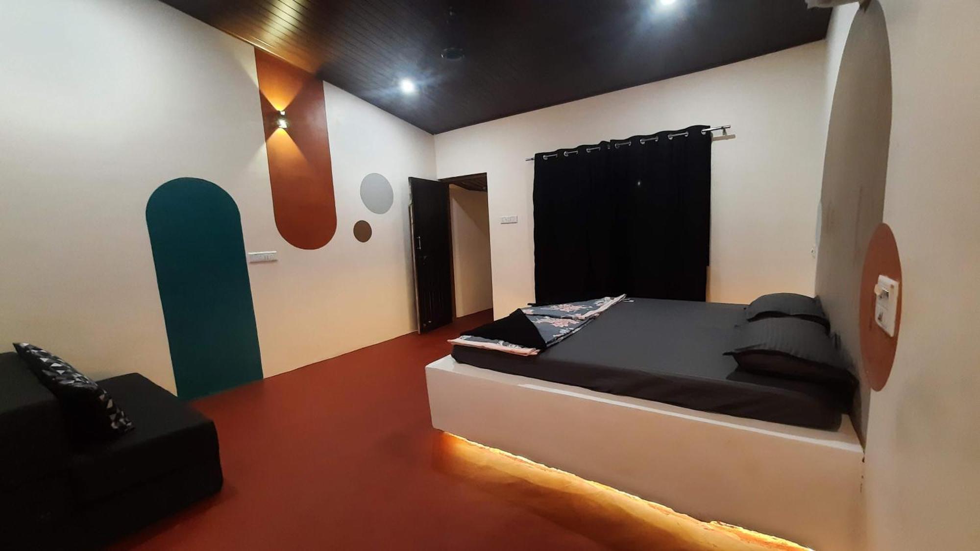 Gokarna Beach Stays By Tune Of Ocean Rom bilde