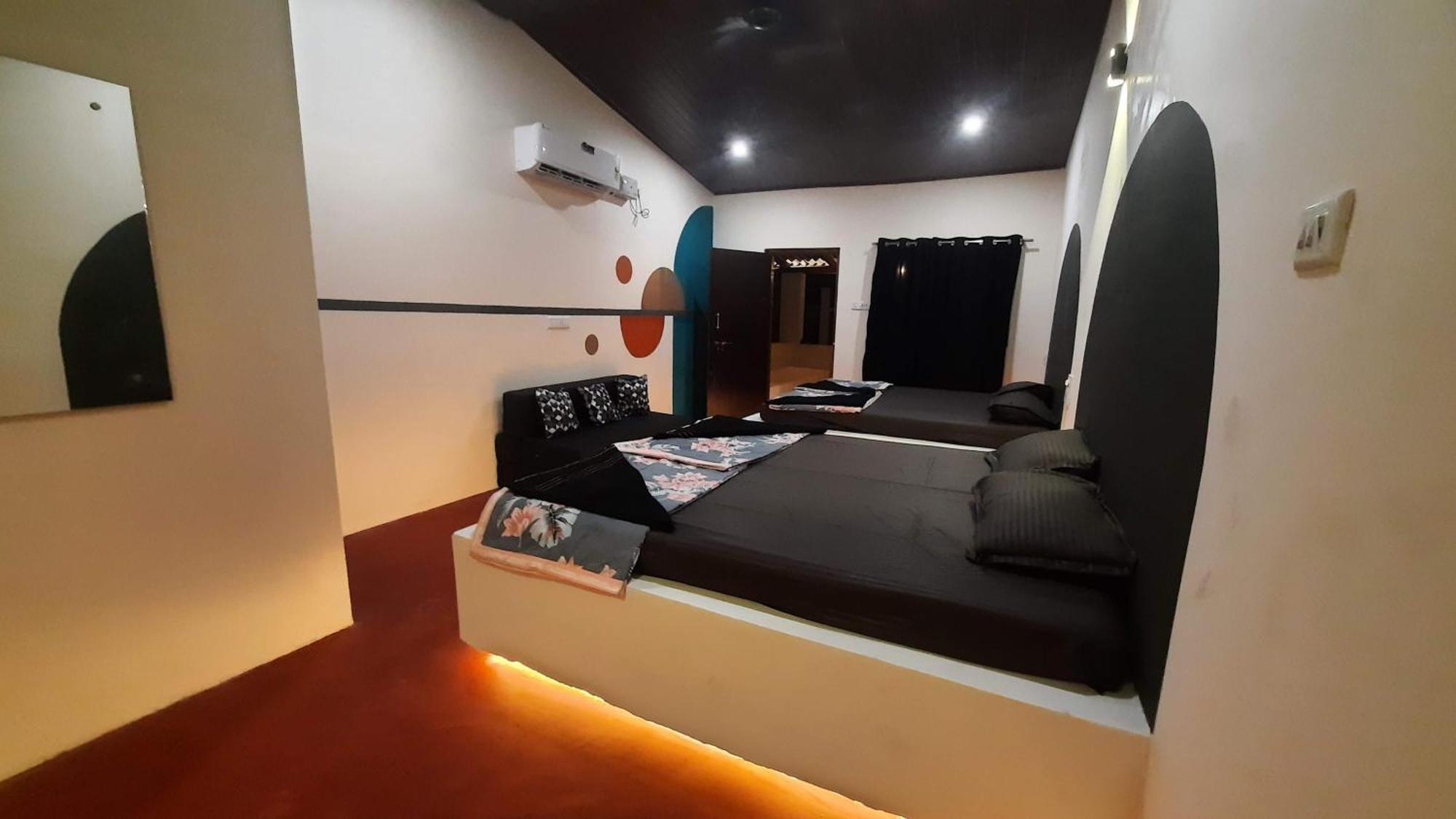 Gokarna Beach Stays By Tune Of Ocean Rom bilde