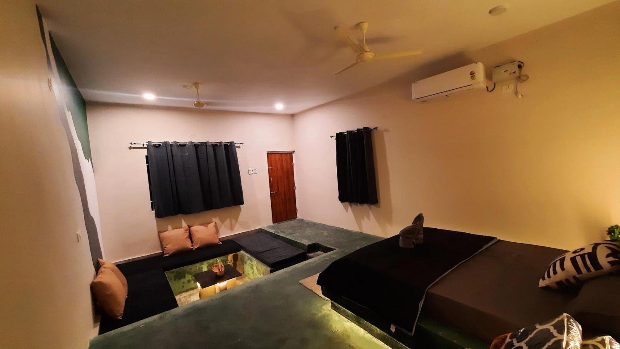 Gokarna Beach Stays By Tune Of Ocean Rom bilde