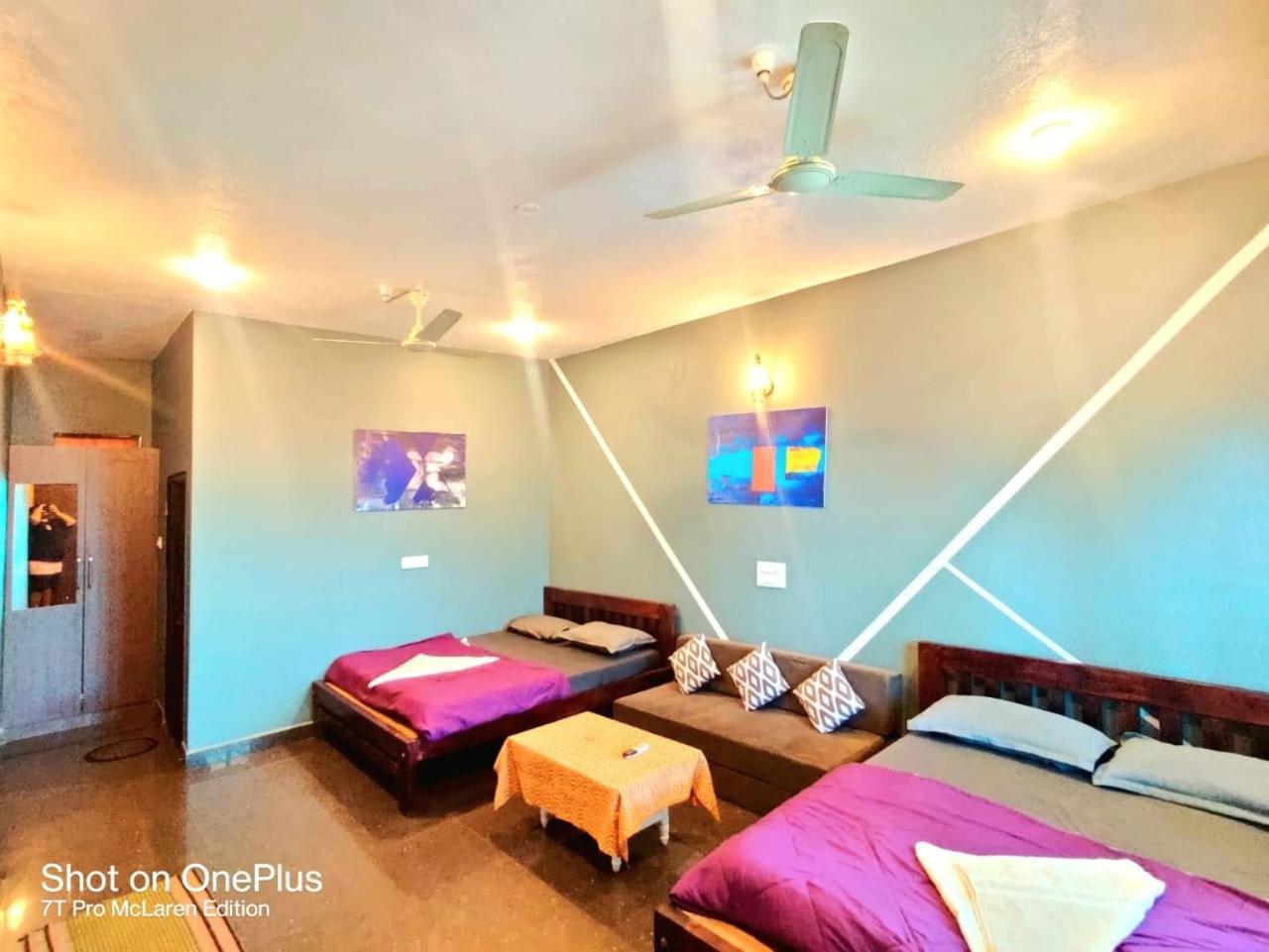 Gokarna Beach Stays By Tune Of Ocean Rom bilde